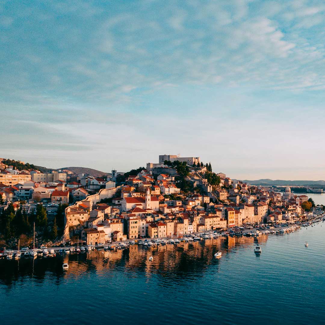 L’affascinante città di Šibenik – il punto di partenza per isole da sogno