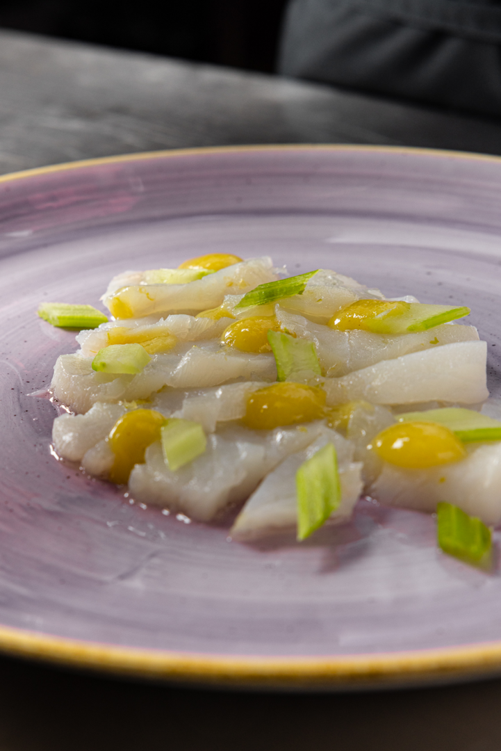 Baccalà marinato al limone, salsa fredda al pomodoroe sedano croccante