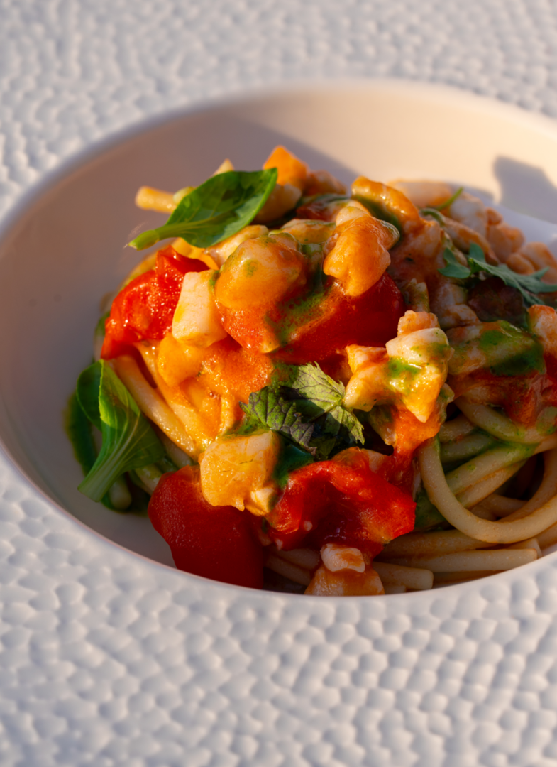 Spaghetti con spigola, lemongrass, finocchietto selvatico e polvere di pomodoro